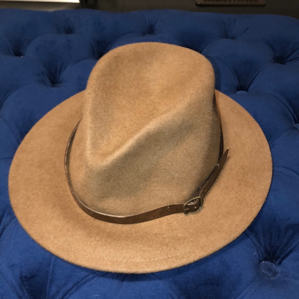 Holt Renfrew hat